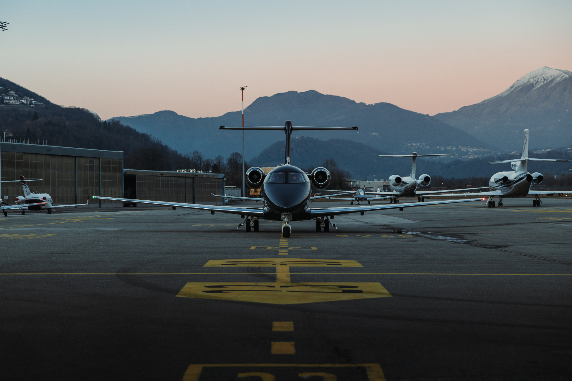 Jet privato all'aeroporto al tramonto